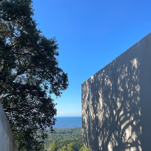 Fachada em betão com vista mar